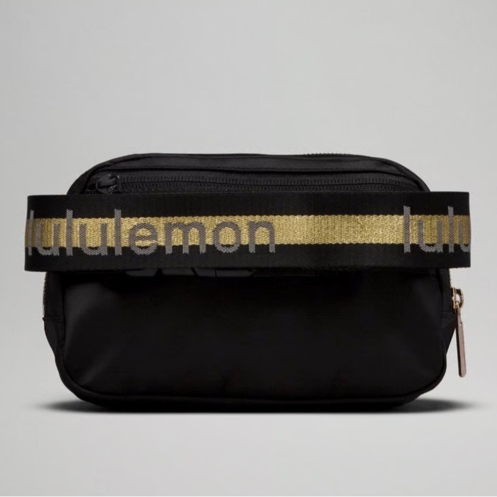 Lululemon Everywhere Wordmark Crossbody Belt Bag 1L - Black/Gold - Picture 2 of 4